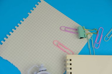 Metin alanı için boş bir not defterinin düz uzantısı. Sade arka planda metin alanı olan eğitim ve finans kavramı. ofis araçlarıyla çevrili.