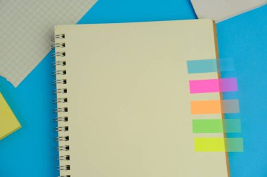 Metin alanı için boş bir not defterinin düz uzantısı. Sade arka planda metin alanı olan eğitim ve finans kavramı. ofis araçlarıyla çevrili.