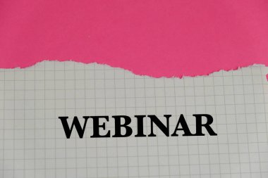 Pembe arkaplan üzerinde beyaz yırtık kağıt ile WEBINAR metin 
