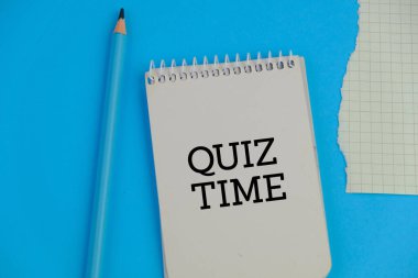Sözcükler Beyaz Not Defteri üzerine Sınav Zamanı mavi arkaplan üzerine Sınav ya da quiz oyunlarına cevap verme kavramı