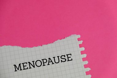Düz arkaplanda beyaz yırtık kağıtlarla menopoz evresi, dönemi veya yaşı kavramı 