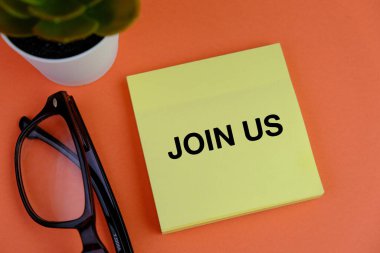 Sarı etiket ve kelime bize katılın. 