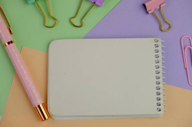 Metin alanı için boş bir not defterinin düz uzantısı. Sade arka planda metin alanı olan eğitim ve finans kavramı. ofis araçlarıyla çevrili.