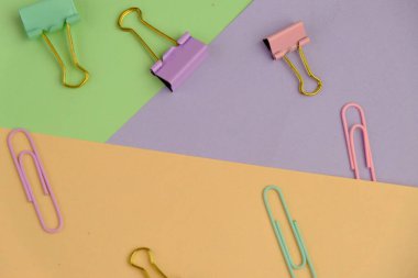 Metin alanı için boş bir not defterinin düz uzantısı. Sade arka planda metin alanı olan eğitim ve finans kavramı. ofis araçlarıyla çevrili.