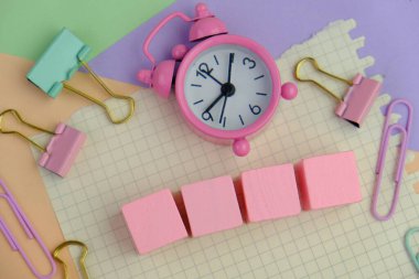 Metin alanı için boş bir not defterinin düz uzantısı. Sade arka planda metin alanı olan eğitim ve finans kavramı. ofis araçlarıyla çevrili.