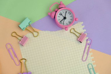 Metin alanı için boş bir not defterinin düz uzantısı. Sade arka planda metin alanı olan eğitim ve finans kavramı. ofis araçlarıyla çevrili.