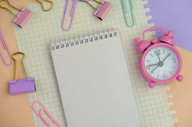 Metin alanı için boş bir not defterinin düz uzantısı. Sade arka planda metin alanı olan eğitim ve finans kavramı. ofis araçlarıyla çevrili.