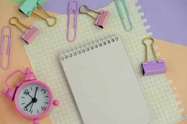 Metin alanı için boş bir not defterinin düz uzantısı. Sade arka planda metin alanı olan eğitim ve finans kavramı. ofis araçlarıyla çevrili.