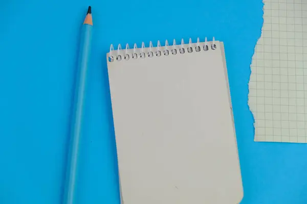 Metin alanı için boş bir not defterinin düz uzantısı. Sade arka planda metin alanı olan eğitim ve finans kavramı. ofis araçlarıyla çevrili.