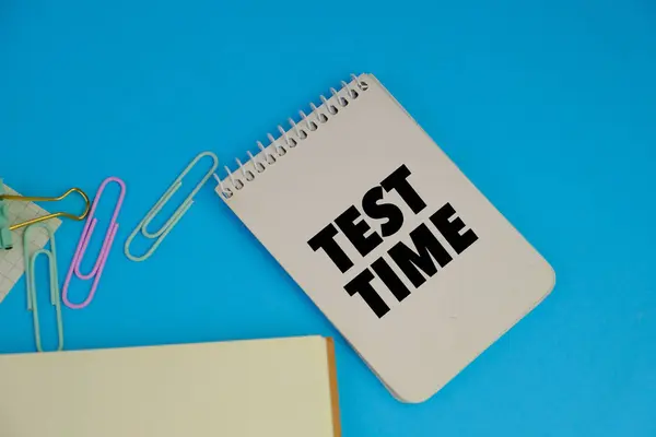 Turuncu arkaplan üzerinde sarı not defteri üzerindeki Test Zamanı sözcükleri quiz ya da quiz oyunlarına cevap verme kavramı