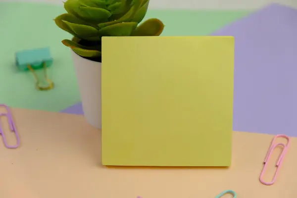 Metin alanı için boş bir not defterinin düz uzantısı. Sade arka planda metin alanı olan eğitim ve finans kavramı. ofis araçlarıyla çevrili.