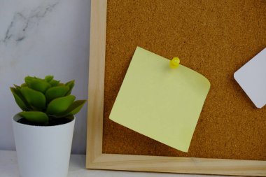 Metin alanı için boş bir not defterinin düz uzantısı. Sade arka planda metin alanı olan eğitim ve finans kavramı. ofis araçlarıyla çevrili.