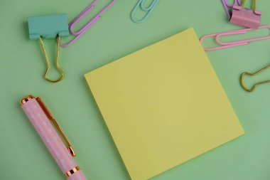 Mesaj alanı için sarı panoda boş bir not defteri. Kahverengi arkaplanda metin alanı olan eğitim ve finans kavramı.