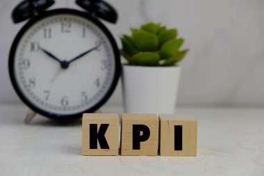 İşletmeler KPI göstergeleri kullanarak, bir operasyonun başarısını ölçer ve anahtar performans göstergesi kavramına yönelik ilerlemeyi değerlendirir