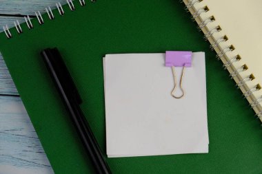 Metin alanı için boş bir not defterinin düz uzantısı. Mavi arka planda metin alanı olan eğitici ve finansal kavram. ofis araçlarıyla çevrili.