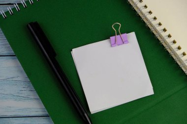 Metin alanı için boş bir not defterinin düz uzantısı. Mavi arka planda metin alanı olan eğitici ve finansal kavram. ofis araçlarıyla çevrili.