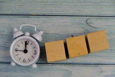 Tahta blok, alarm saati ve metin uzayı kavramının şablonu yok. iş kavramı