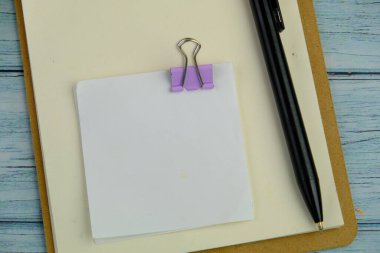 Metin alanı için boş bir not defterinin düz uzantısı. Mavi arka planda metin alanı olan eğitici ve finansal kavram. ofis araçlarıyla çevrili.