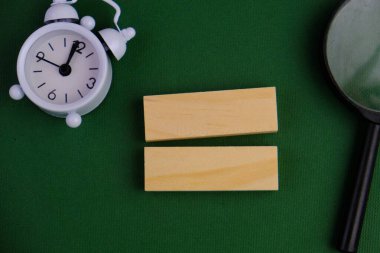 Tahta blok, alarm saati ve metin uzayı kavramının şablonu yok. iş kavramı