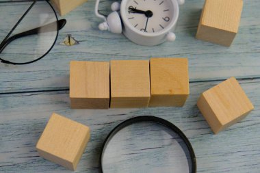 Tahta blok, alarm saati ve metin uzayı kavramının şablonu yok. iş kavramı