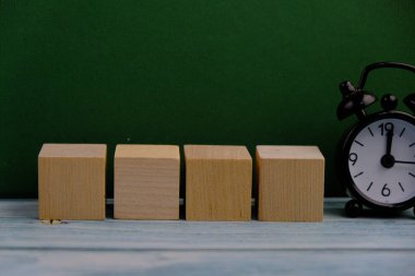 Tahta blok, alarm saati ve metin uzayı kavramının şablonu yok. iş kavramı