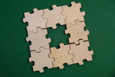 Tahta yapboz ve kayıp bir yapboz. İzole edilmiş arkaplanda izole edilmiş fotoğrafın üzerinde