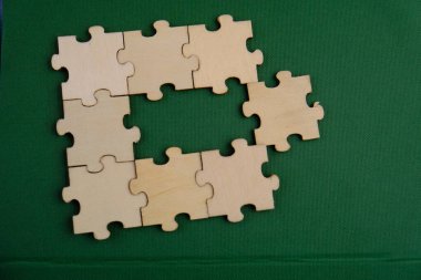 Tahta yapboz ve kayıp bir yapboz. İzole edilmiş arkaplanda izole edilmiş fotoğrafın üzerinde