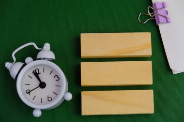 Tahta blok, alarm saati ve metin uzayı kavramının şablonu yok. iş kavramı