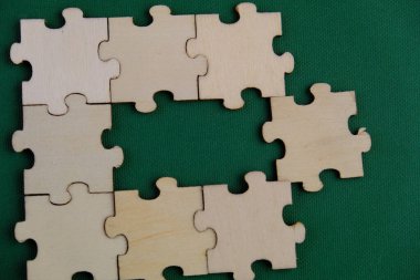 Tahta yapboz ve kayıp bir yapboz. İzole edilmiş arkaplanda izole edilmiş fotoğrafın üzerinde