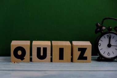 Renkli ahşap bloklar üzerine bir sınav. quiz ya da quiz oyunlarına cevap verme kavramı