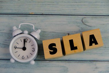 Renkli ahşap yapboz üzerinde Kelime Hizmeti Seviyesi Anlaşması ya da SLA. iş kavramı. 