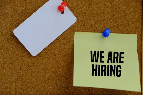 Beyaz kağıt üzerinde işe alım ve iş arama konsepti olarak metin kiralıyoruz. Bardaklar ve küçük bitkiler.  
