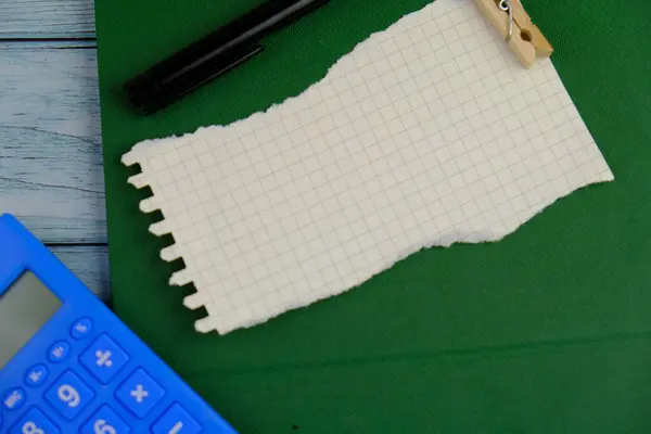 Metin alanı için boş bir not defterinin düz uzantısı. Mavi arka planda metin alanı olan eğitici ve finansal kavram. ofis araçlarıyla çevrili.