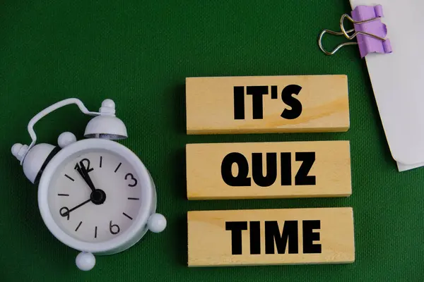 Renkli ahşap bloklar üzerine bir sınav. quiz ya da quiz oyunlarına cevap verme kavramı