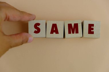 Aynı sözcüğe sahip tahta küp