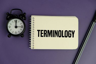 Araştırma ve felsefe konsepti için beyaz defterin üzerinde Terminoloji kelimeleri, karanlık arka plan