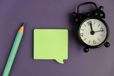 Tahta blok, alarm saati ve metin uzayı kavramının şablonu yok. iş kavramı