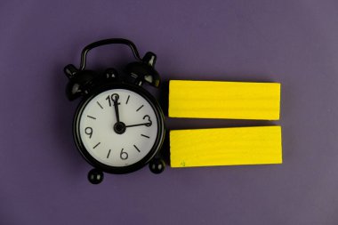 Tahta blok, alarm saati ve metin uzayı kavramının şablonu yok. iş kavramı