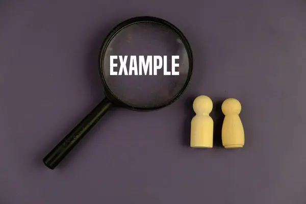 Metin EXAMPLE koyu bir arkaplanda görünür.