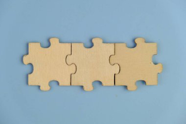 Tahta yapboz ve kayıp bir yapboz. İzole edilmiş arkaplanda izole edilmiş fotoğrafın üzerinde