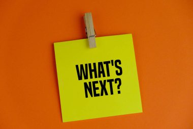 Not defterindeki NEXT STEP metni. Eğitim, iş, finans ve ofis kavramı.