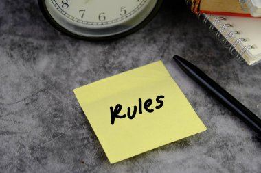 Kuralları Bilen basit bir kağıt, iş motivasyonu ilham verici alıntılar, tipografi üst görünüm harf kavramı