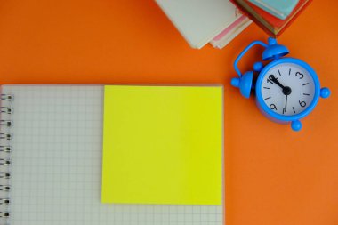 Metin alanı için boş bir not defterinin düz uzantısı. Sade arka planda metin alanı olan eğitim ve finans kavramı. ofis araçlarıyla çevrili.