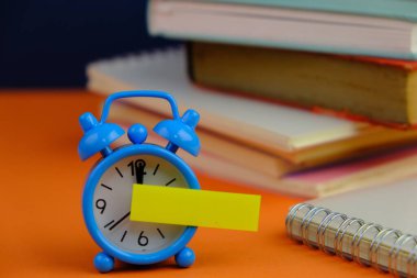 Metin alanı için boş bir not defterinin düz uzantısı. Sade arka planda metin alanı olan eğitim ve finans kavramı. ofis araçlarıyla çevrili.