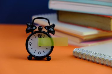 Metin alanı için boş bir not defterinin düz uzantısı. Sade arka planda metin alanı olan eğitim ve finans kavramı. ofis araçlarıyla çevrili.