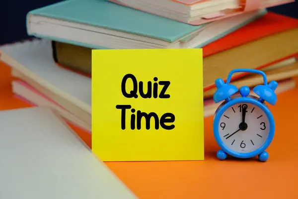 Turuncu arkaplan üzerindeki Sınav Zamanı sözcükleri. Sınav sorularını cevaplama kavramı.