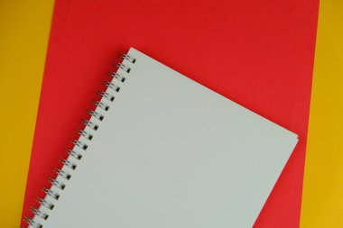 İzole edilmiş arkaplan üzerine boş yığın beyaz not kağıdı bir uyarı, yorum, not veya duyuru konsepti olarak. metin alanı. 