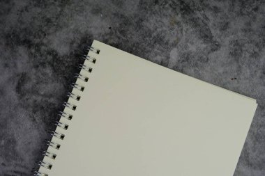 İzole edilmiş arkaplan üzerine boş yığın beyaz not kağıdı bir uyarı, yorum, not veya duyuru konsepti olarak. metin alanı. 