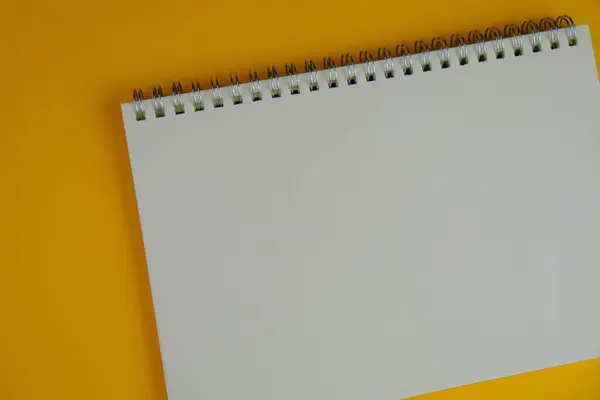 İzole edilmiş arkaplan üzerine boş yığın beyaz not kağıdı bir uyarı, yorum, not veya duyuru konsepti olarak. metin alanı. 