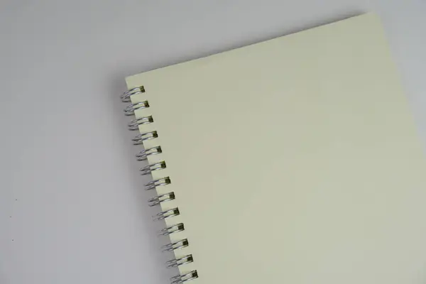 İzole edilmiş arkaplan üzerine boş yığın beyaz not kağıdı bir uyarı, yorum, not veya duyuru konsepti olarak. metin alanı. 